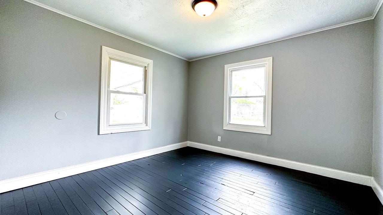 1675 S Champion Ave - Photo 3 of 8