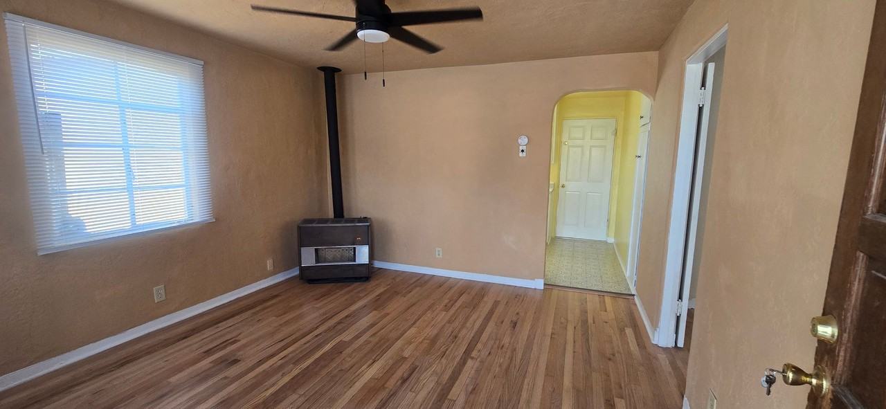 916 1/2 Lomas Blvd Nw - Photo 2 of 10