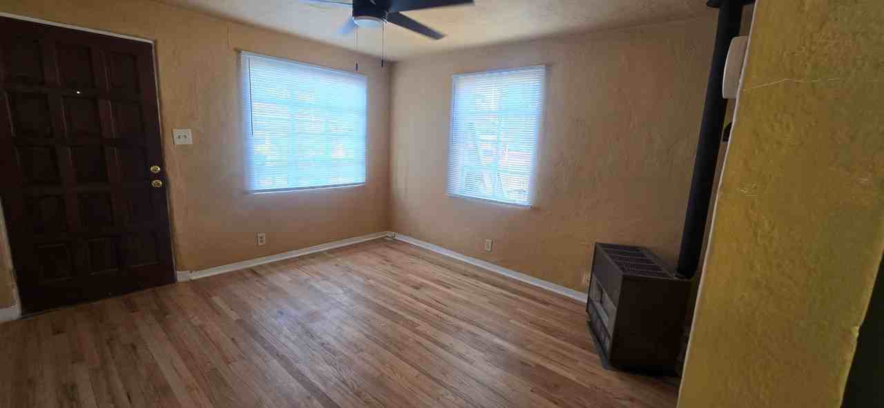 916 1/2 Lomas Blvd Nw - Photo 3 of 10