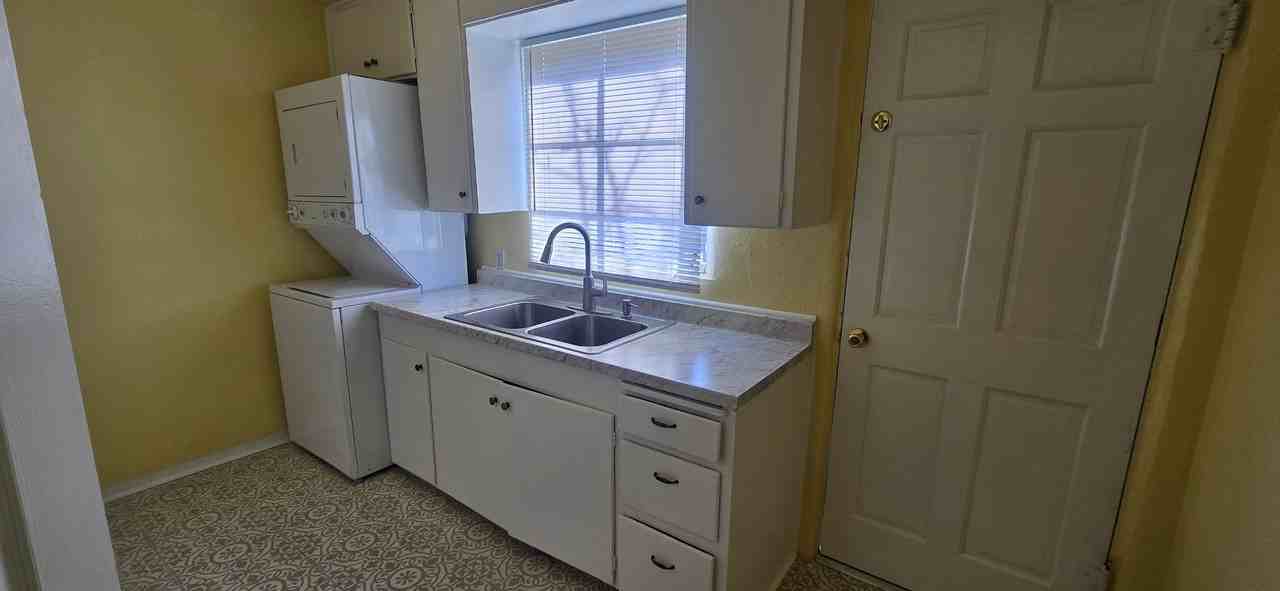 916 1/2 Lomas Blvd Nw - Photo 4 of 10