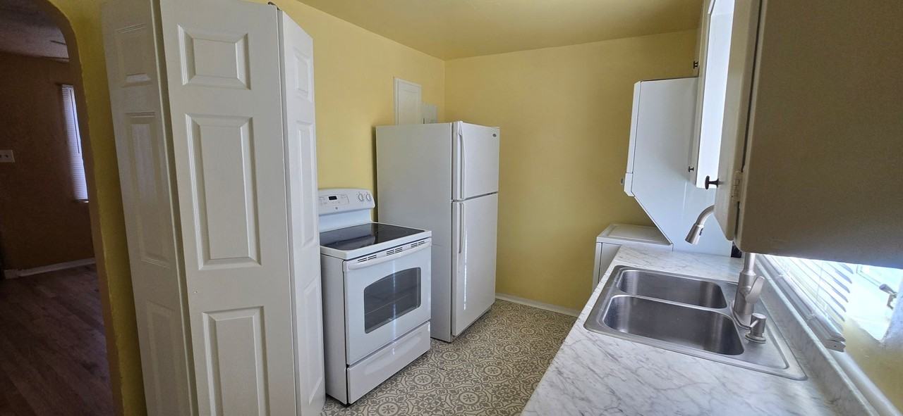 916 1/2 Lomas Blvd Nw - Photo 5 of 10