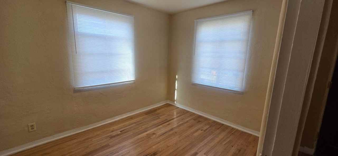 916 1/2 Lomas Blvd Nw - Photo 6 of 10