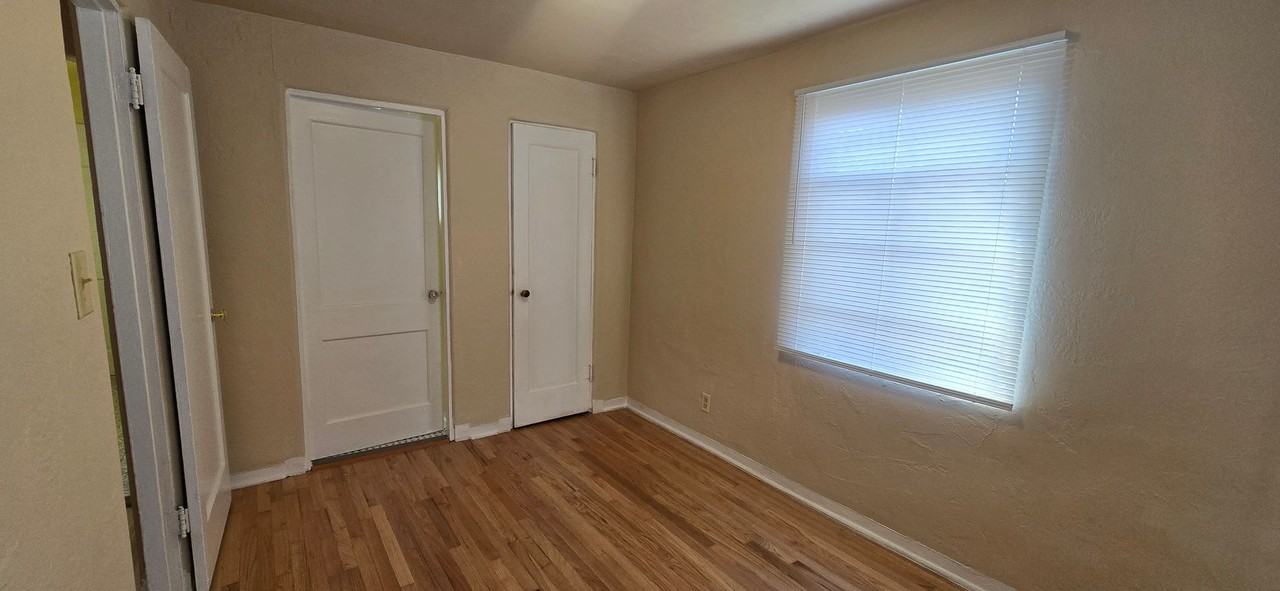 916 1/2 Lomas Blvd Nw - Photo 7 of 10