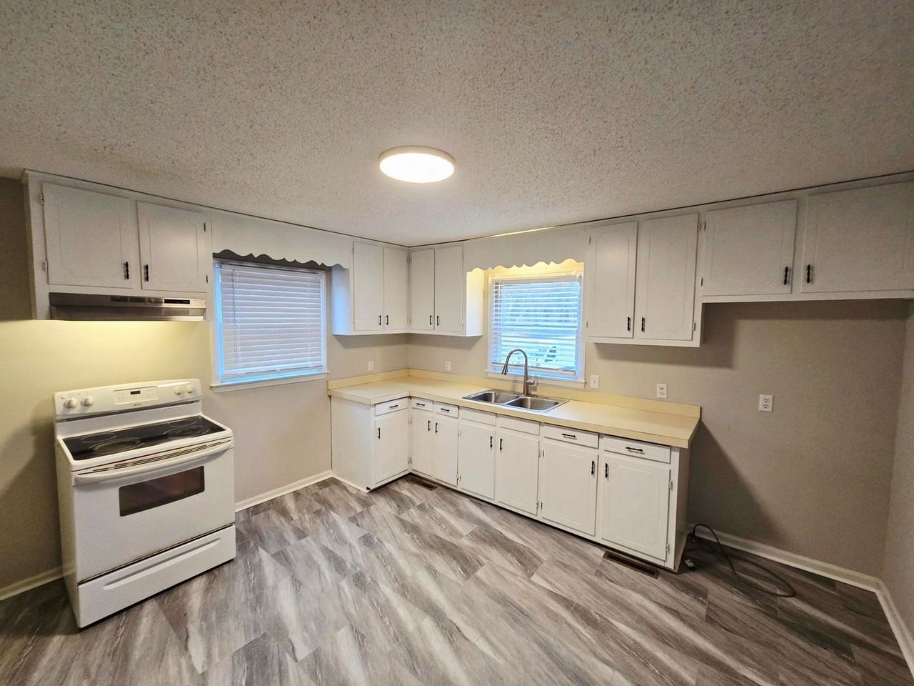 1028 E Hanover Rd - Photo 3 of 15