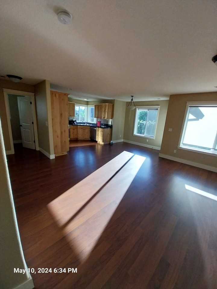 1011 Se Millright Ave - Photo 4 of 25