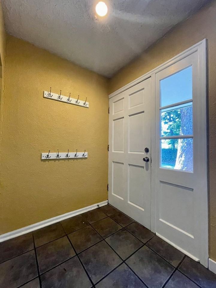 10255 Sw Walker Rd - Photo 3 of 36