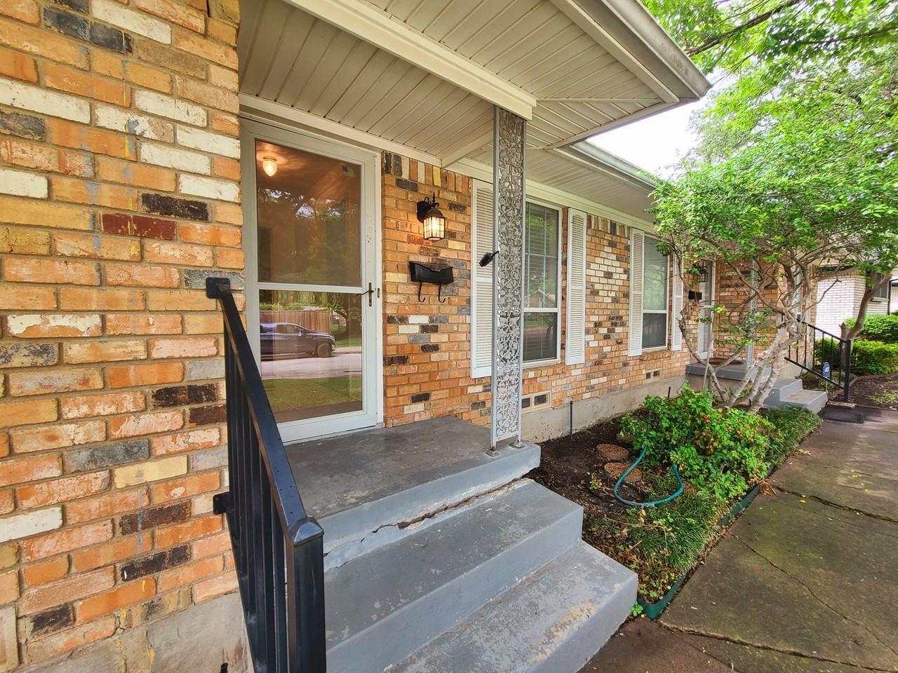 7409 Brentcove Cir - Photo 2 of 28