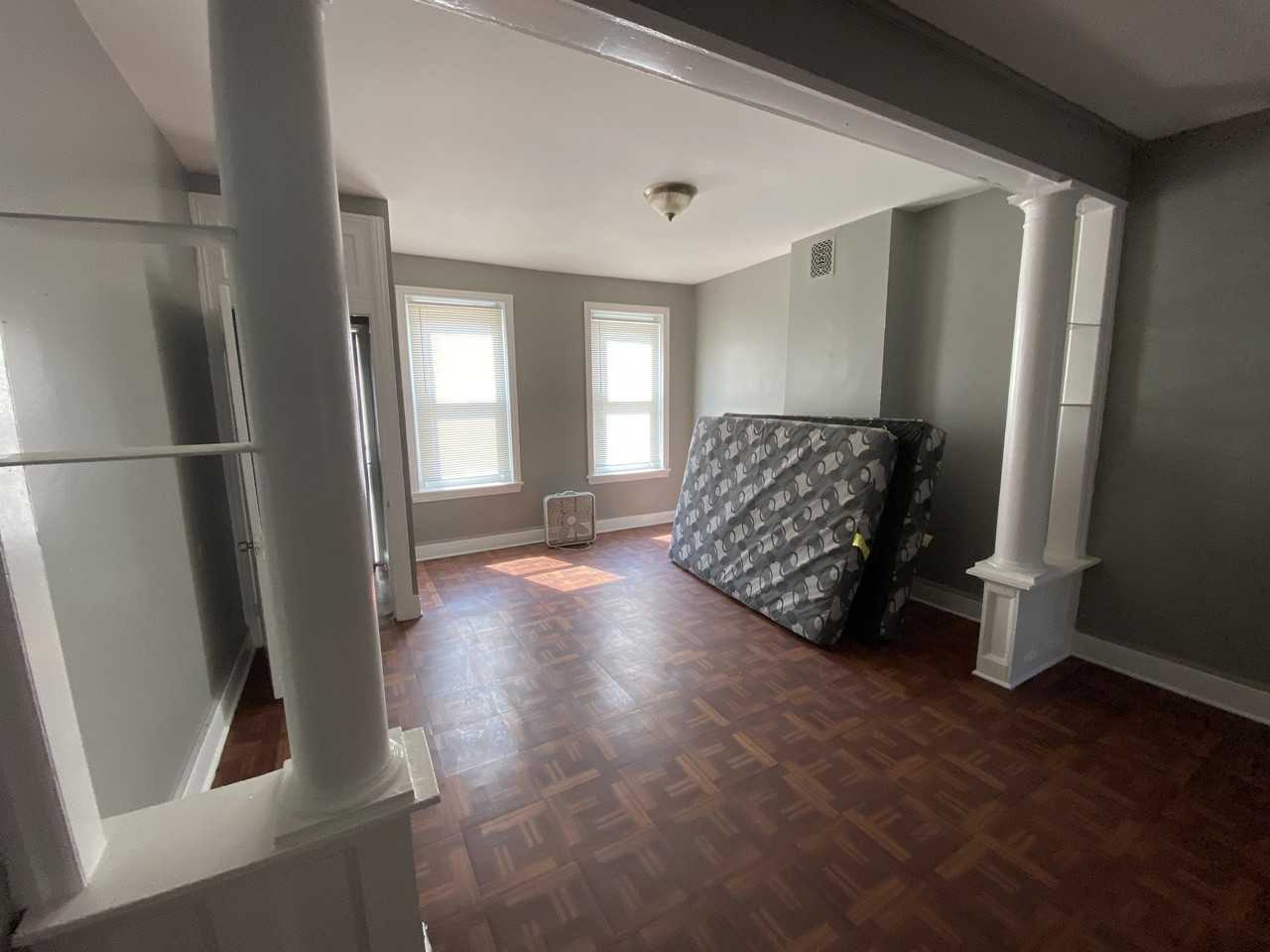 1104 Baring St - Photo 7 of 10