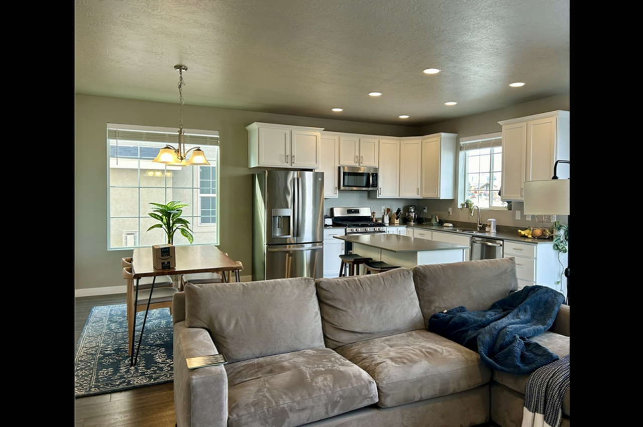 932 W 2840 N - Photo 4 of 18