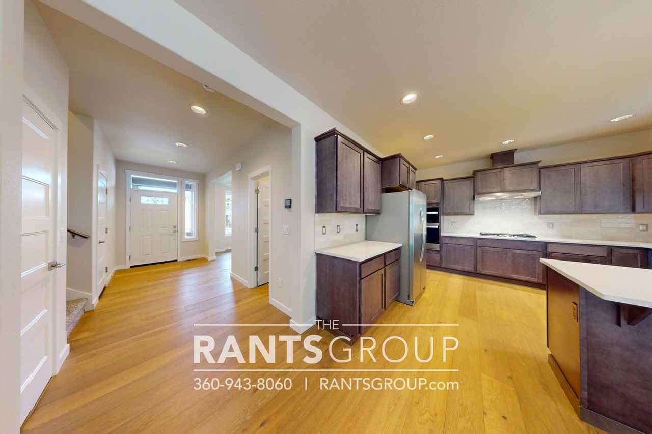 610 Rayla St Se - Photo 5 of 44