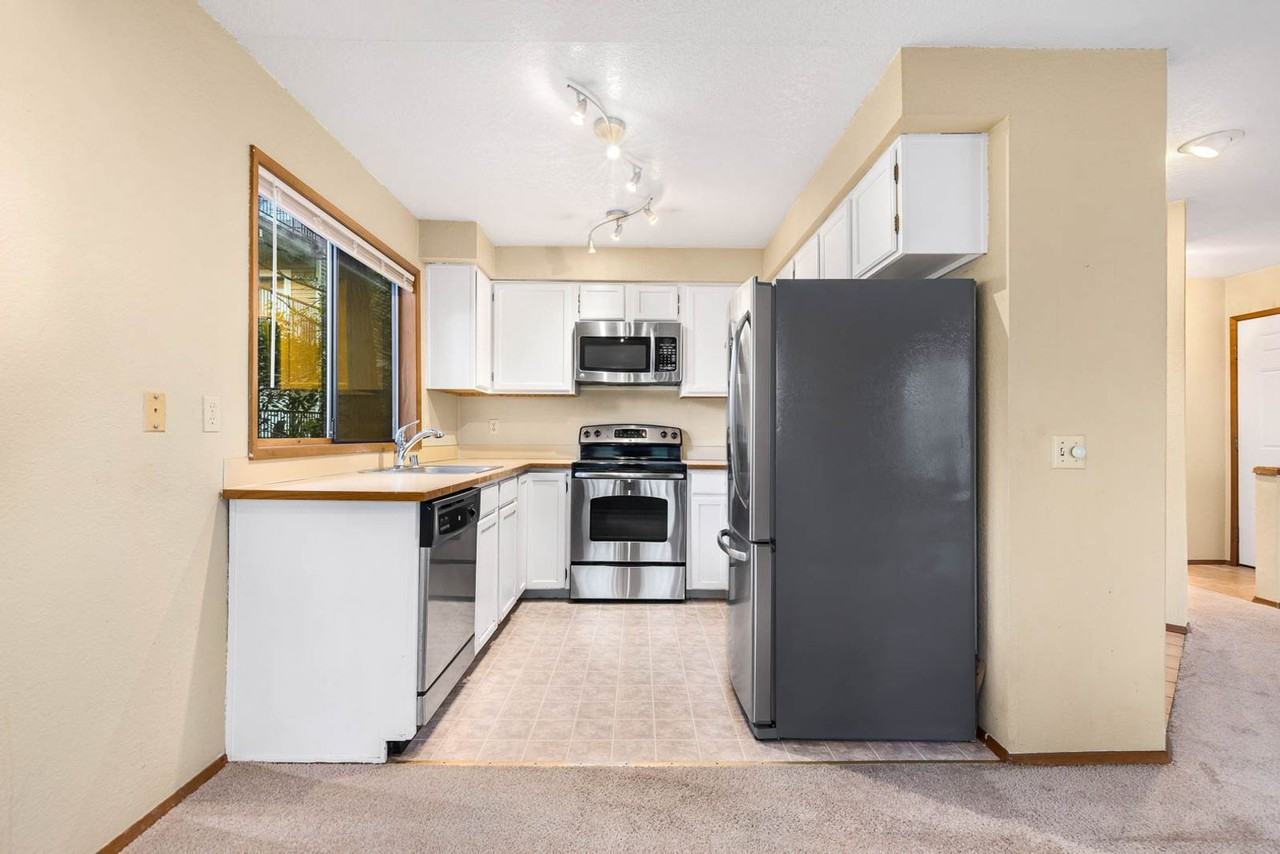 320 10th St - Photo 6 of 17