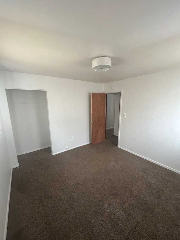 11715 Ely Ave - Photo 4 of 39