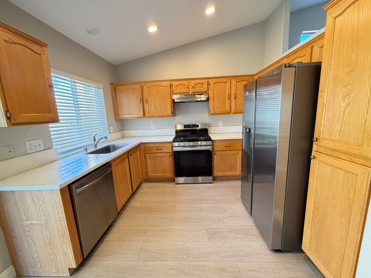 1433 Iron Springs Dr - Photo 4 of 10