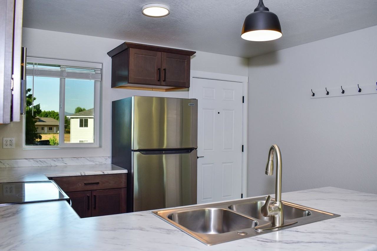 1987 Skypark Dr - Photo 3 of 14