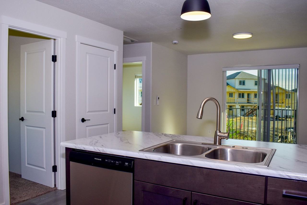 1987 Skypark Dr - Photo 5 of 14