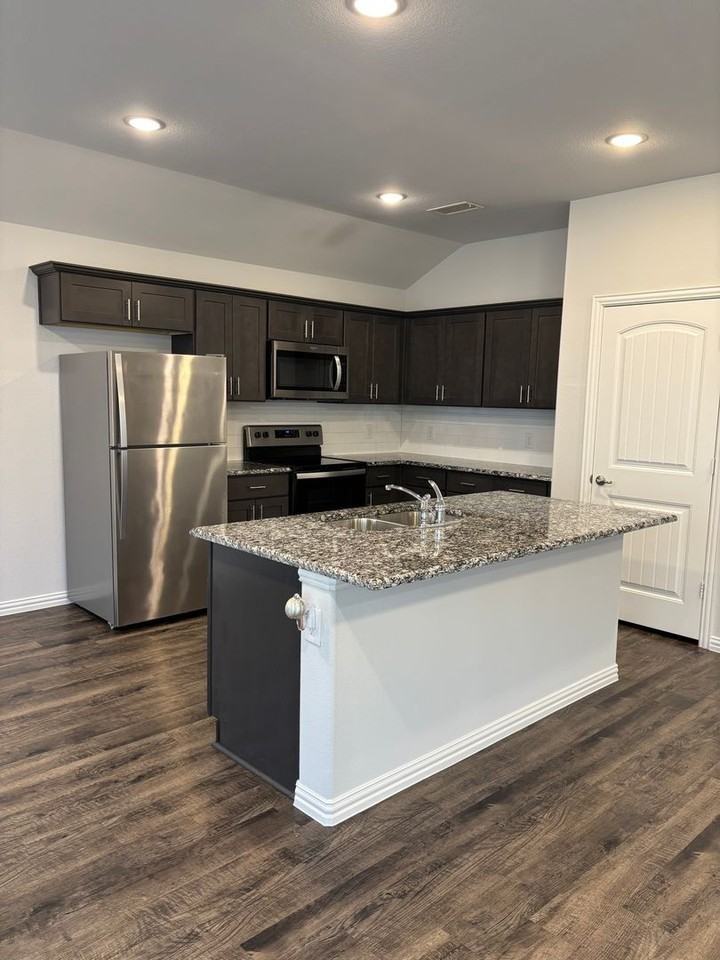 2006 Yale St - Photo 5 of 16