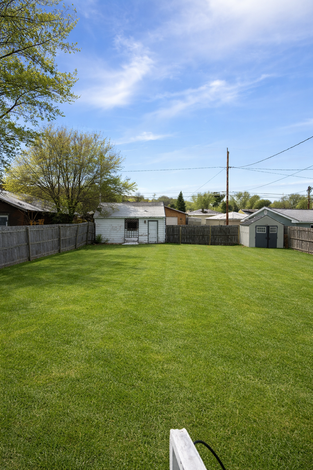 4621 Oneida St - Photo 2 of 17