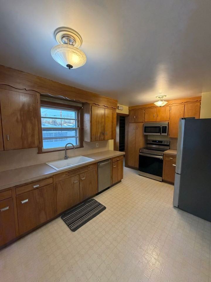 4621 Oneida St - Photo 3 of 17