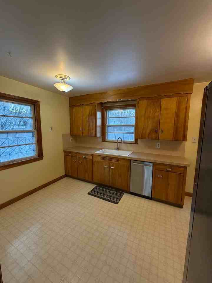 4621 Oneida St - Photo 4 of 17