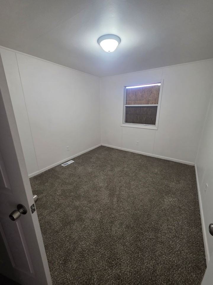 1735 Parklane Dr - Photo 2 of 9