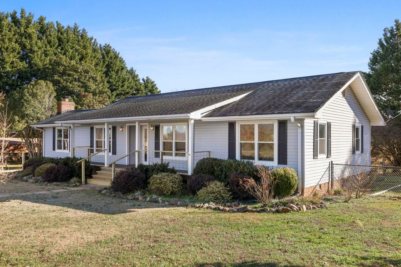 136 Edith Dr - Photo 2 of 32