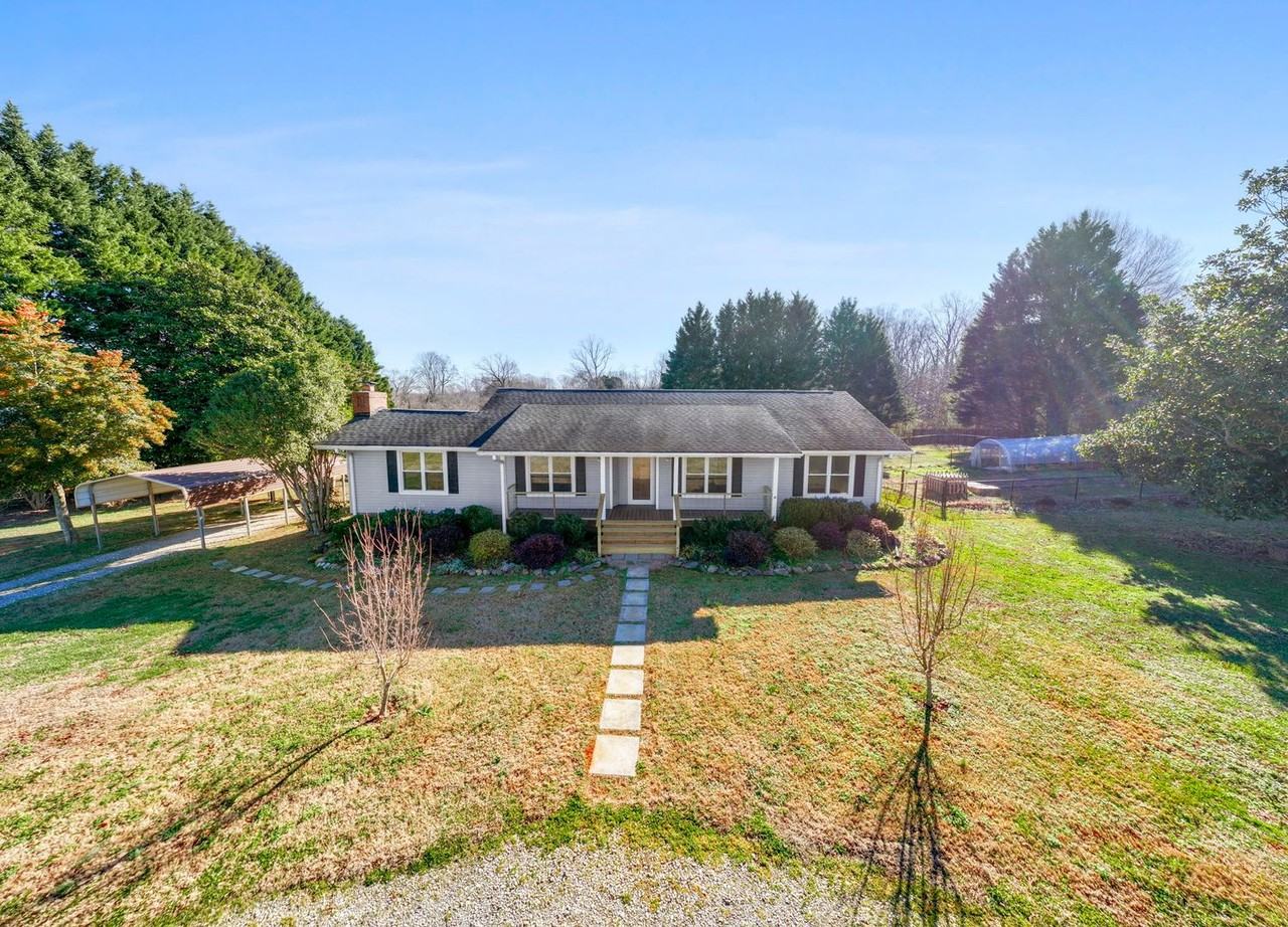 136 Edith Dr - Photo 3 of 32