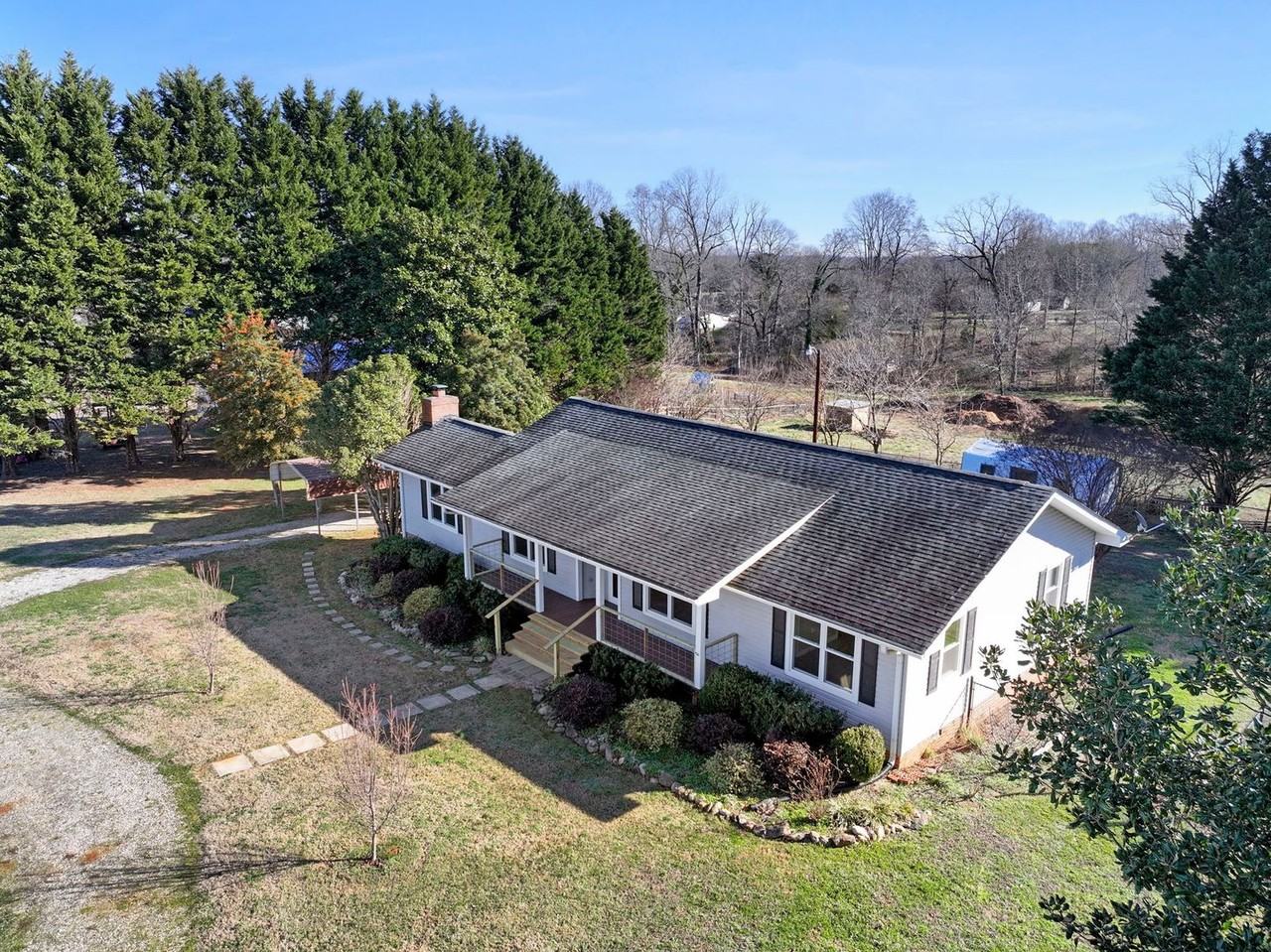 136 Edith Dr - Photo 4 of 32