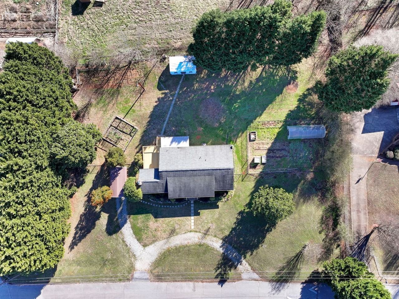 136 Edith Dr - Photo 6 of 32