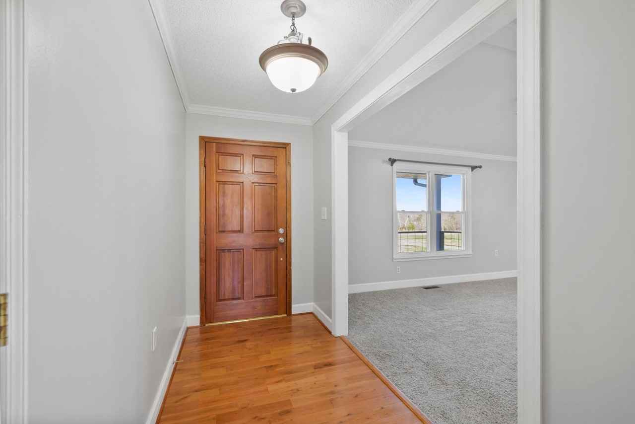 136 Edith Dr - Photo 7 of 32