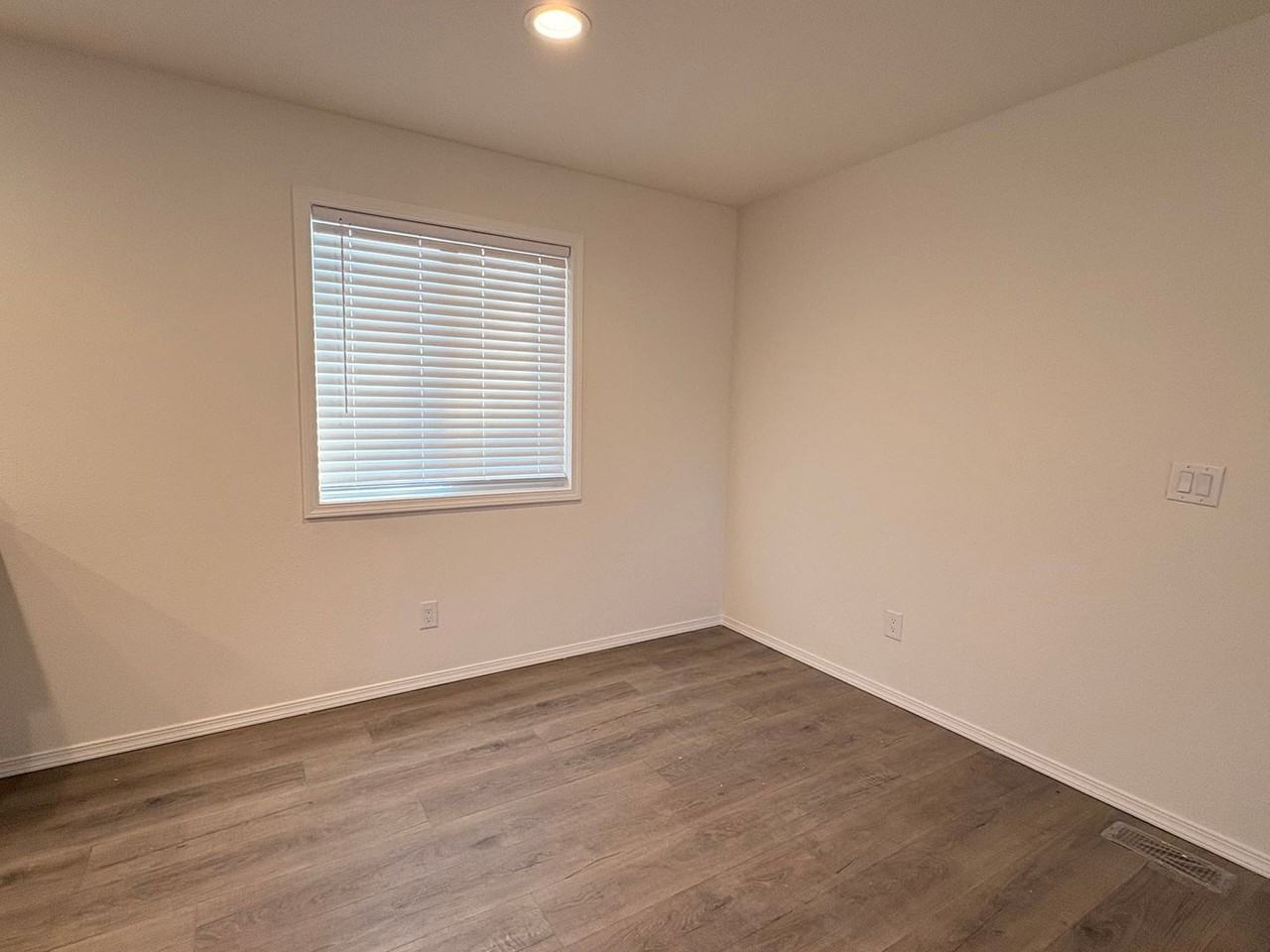 212 Las Flores Ave - Photo 5 of 12