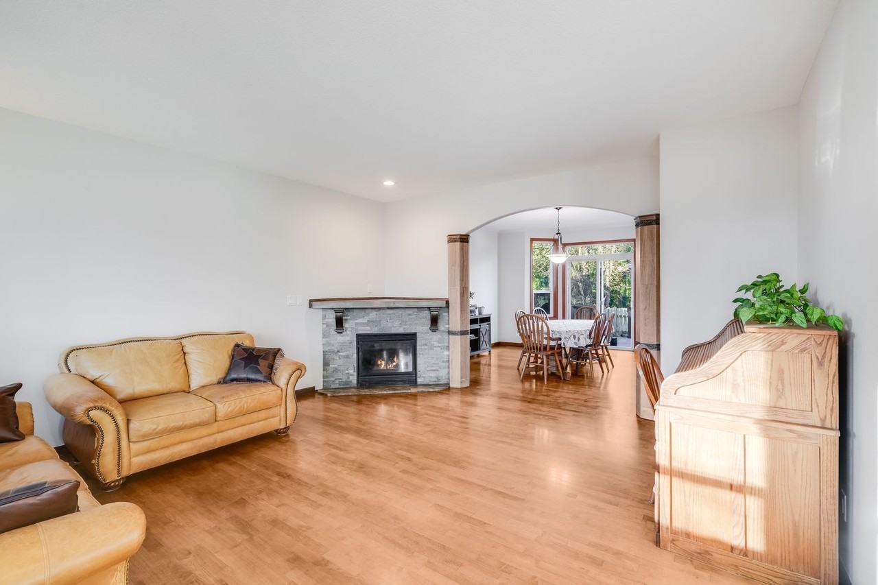 33 Se 218th Ave - Photo 2 of 15