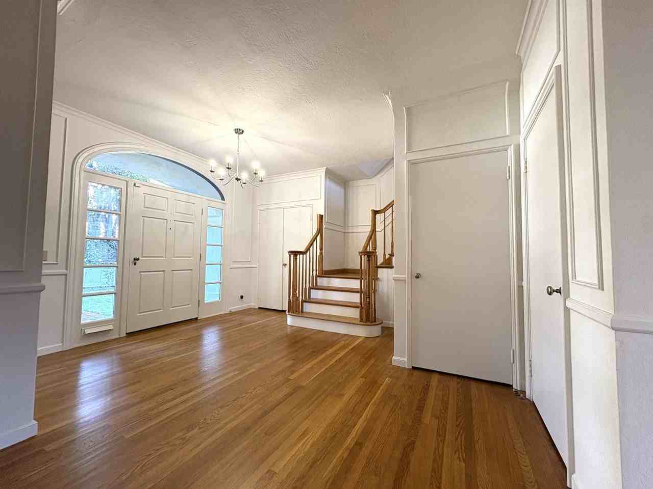 880 University Ave - Photo 2 of 25