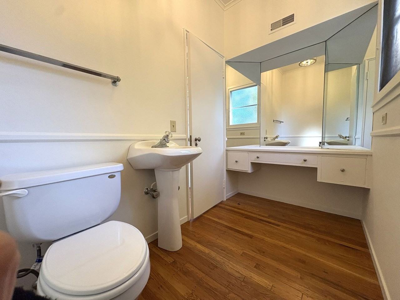 880 University Ave - Photo 4 of 25