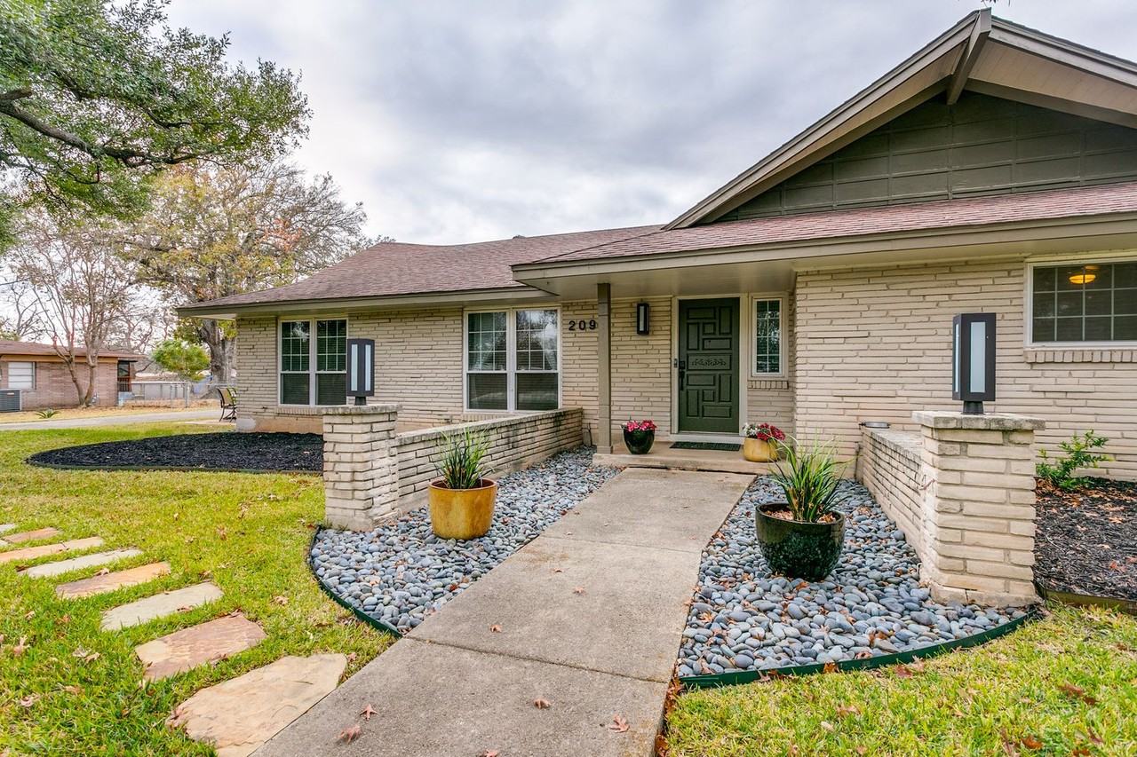 209 Glentower Dr - Photo 3 of 36