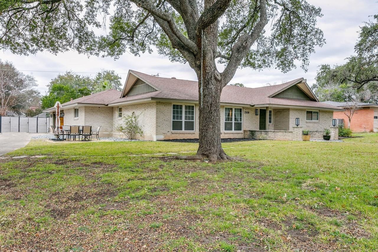 209 Glentower Dr - Photo 4 of 36