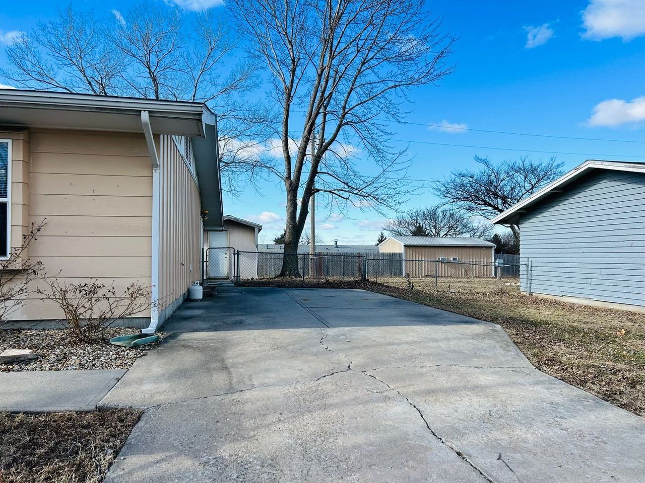 607 Sara St - Photo 2 of 13