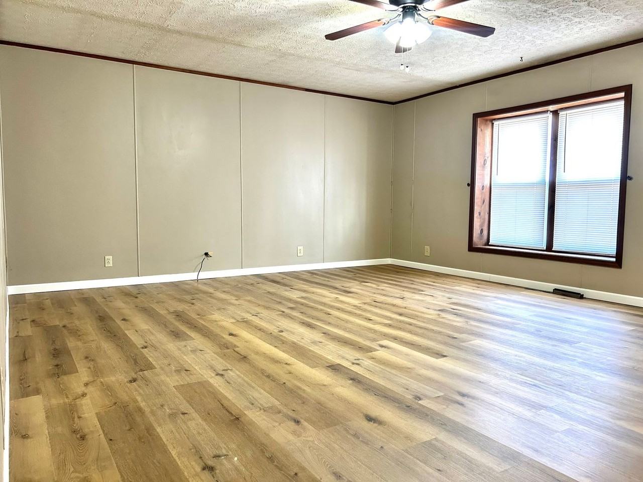 607 Sara St - Photo 3 of 13