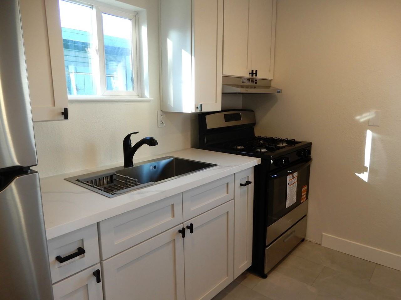 4820 Parker Ave - Photo 7 of 15