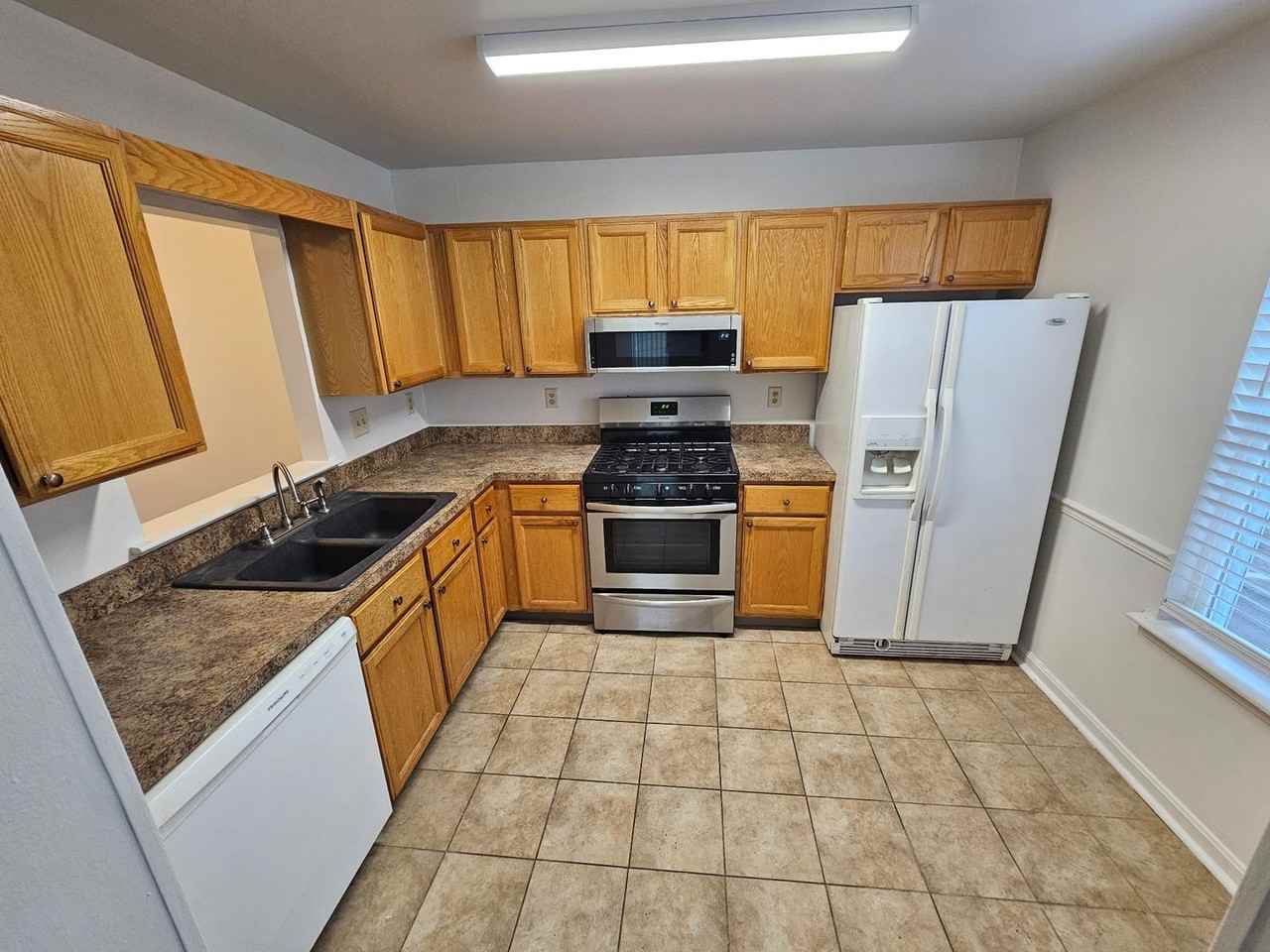 5811 Hidden Lake Dr Apt C - Photo 2 of 10