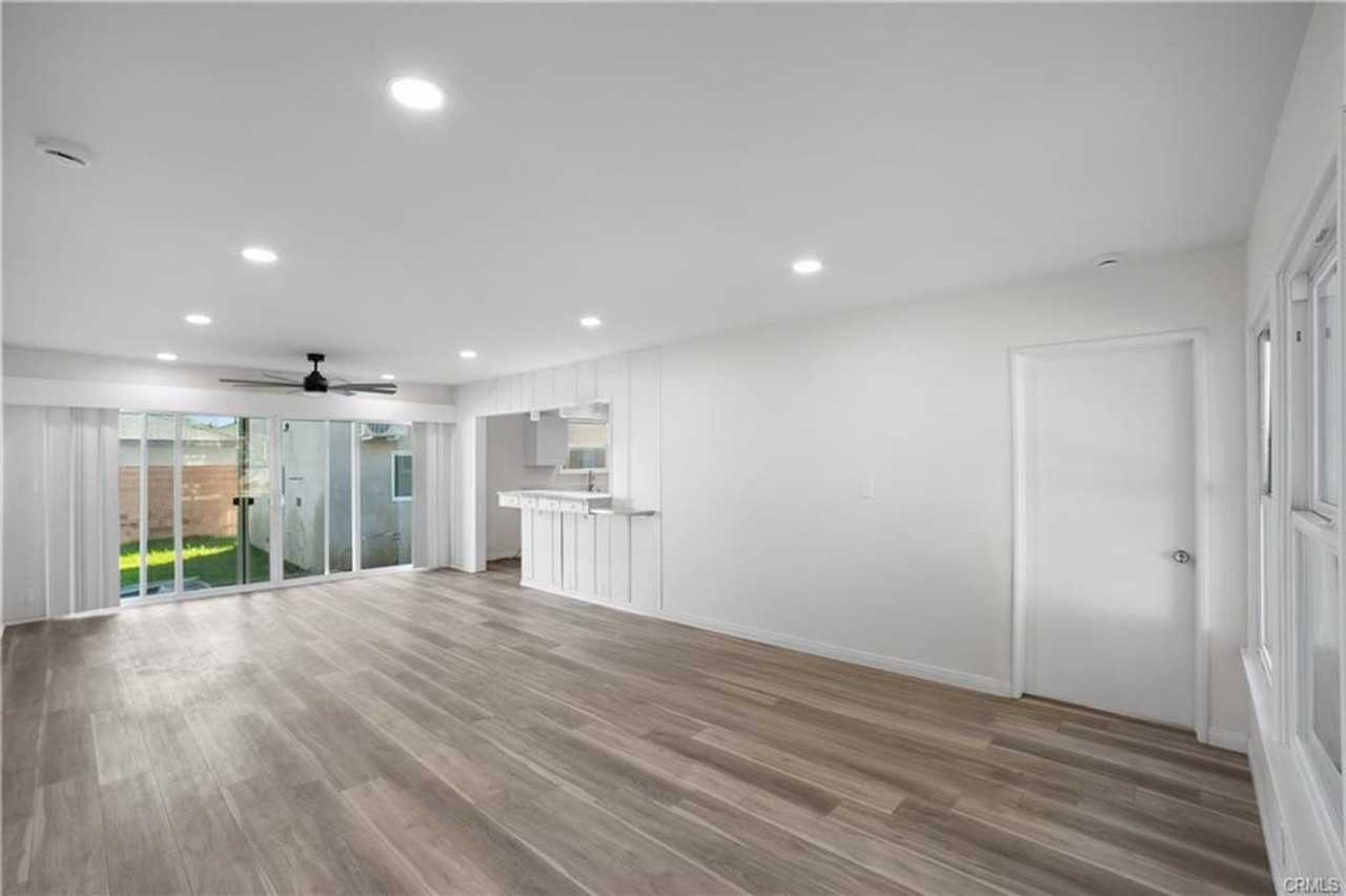 7400 Cozycroft Ave - Photo 5 of 14