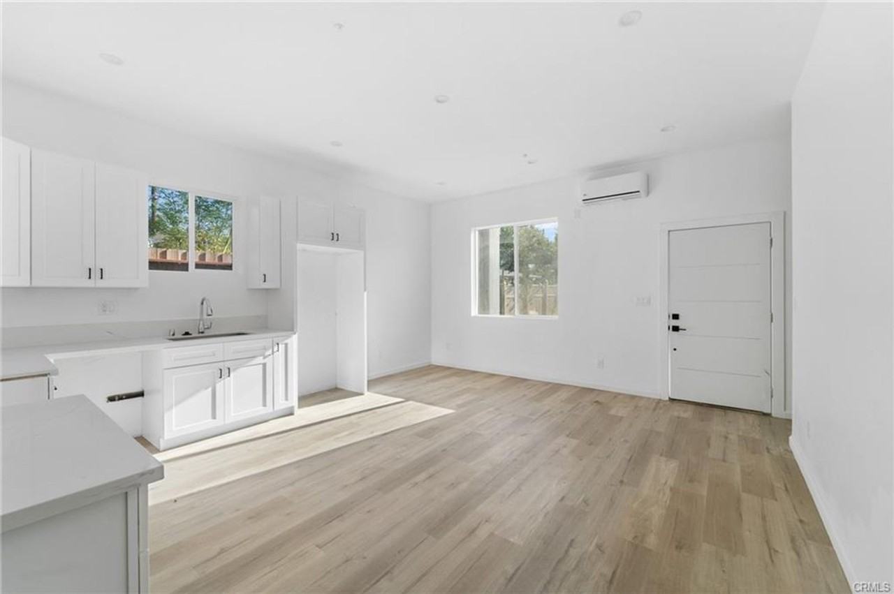 8514 Wilbur Ave - Photo 4 of 19