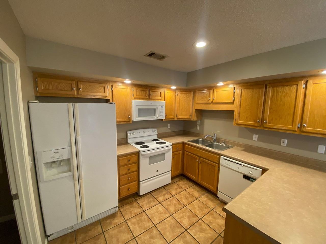 2307 Manchester Dr - Photo 3 of 14