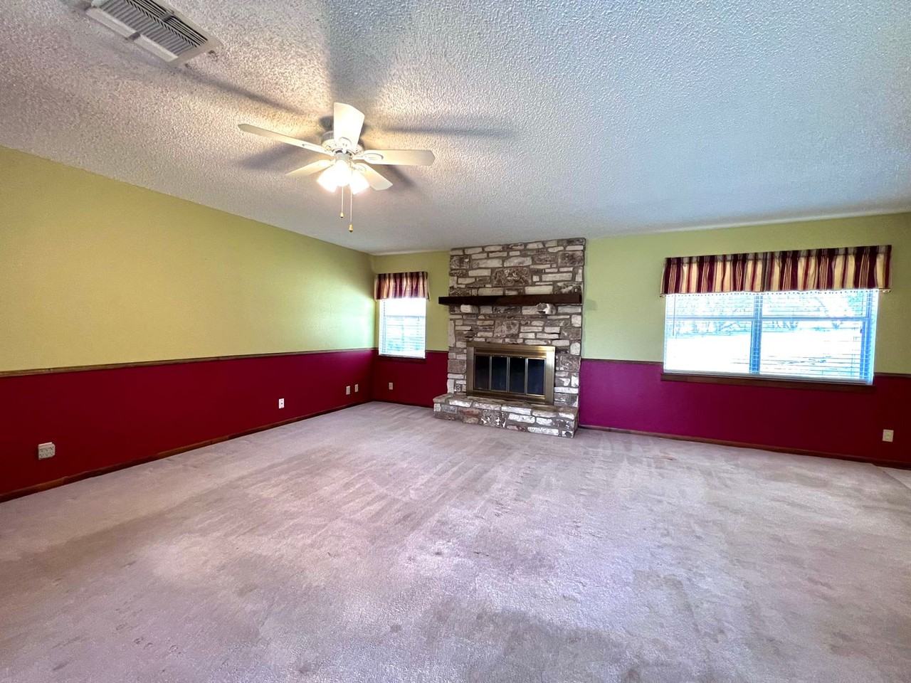 109 Oakridge Dr - Photo 2 of 13