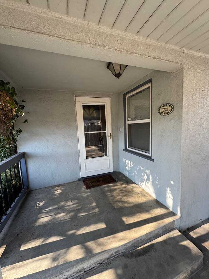 1201 W Elm St - Photo 2 of 28