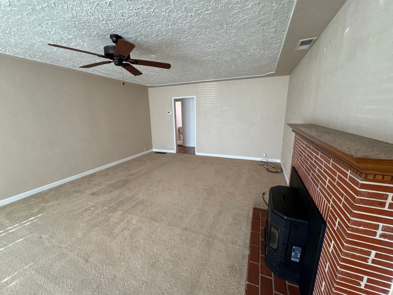 1201 W Elm St - Photo 4 of 28