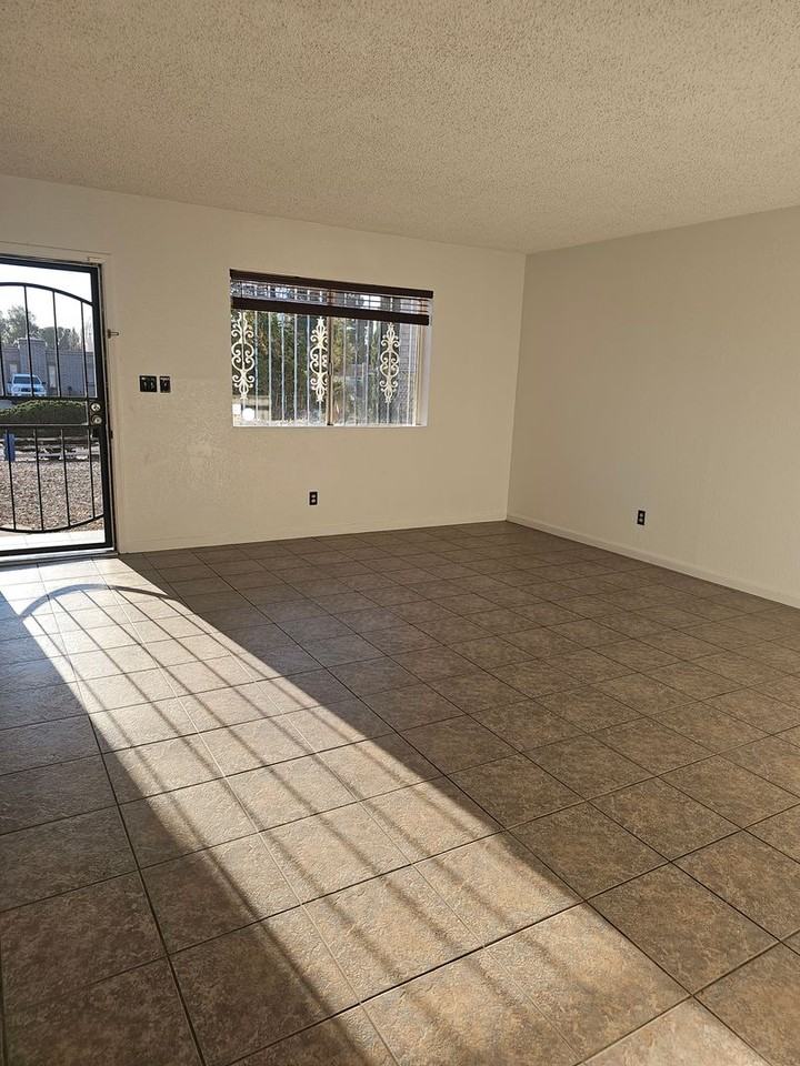 4933 Marconi Dr - Photo 3 of 9