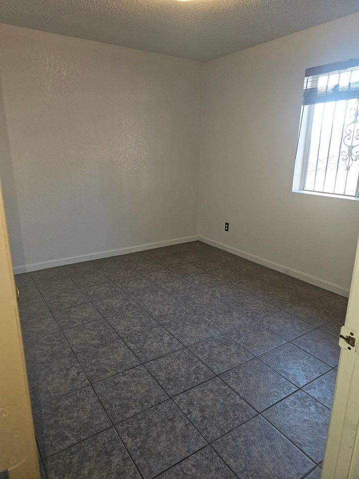 4933 Marconi Dr - Photo 6 of 9