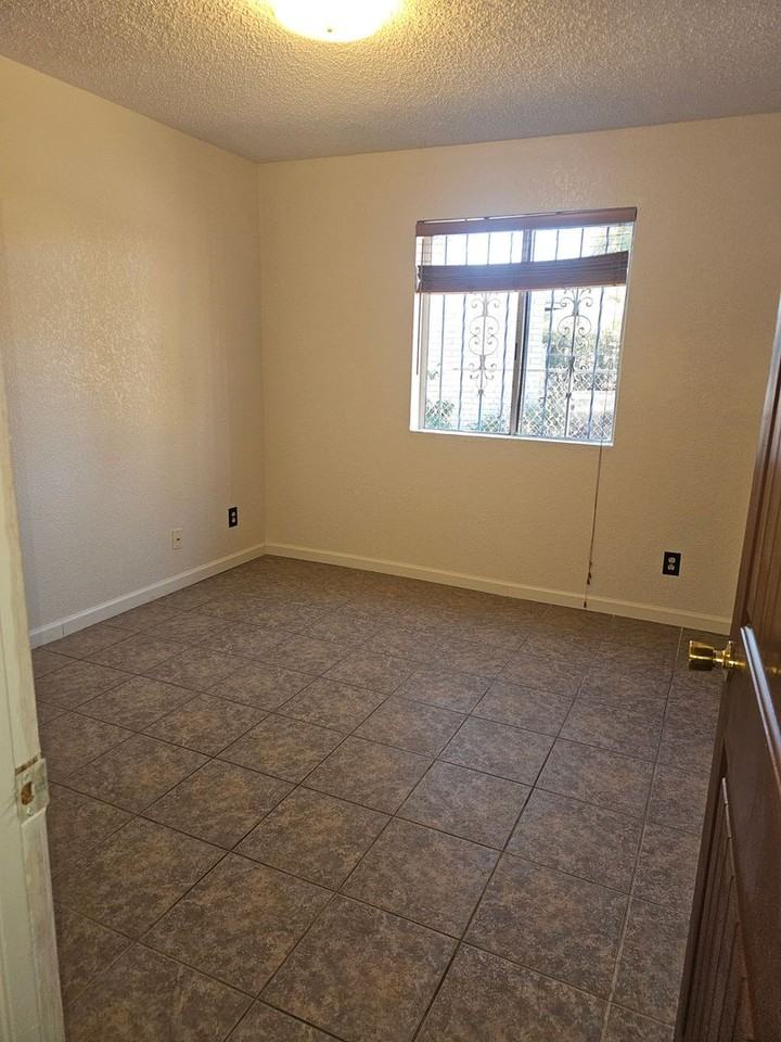 4933 Marconi Dr - Photo 7 of 9