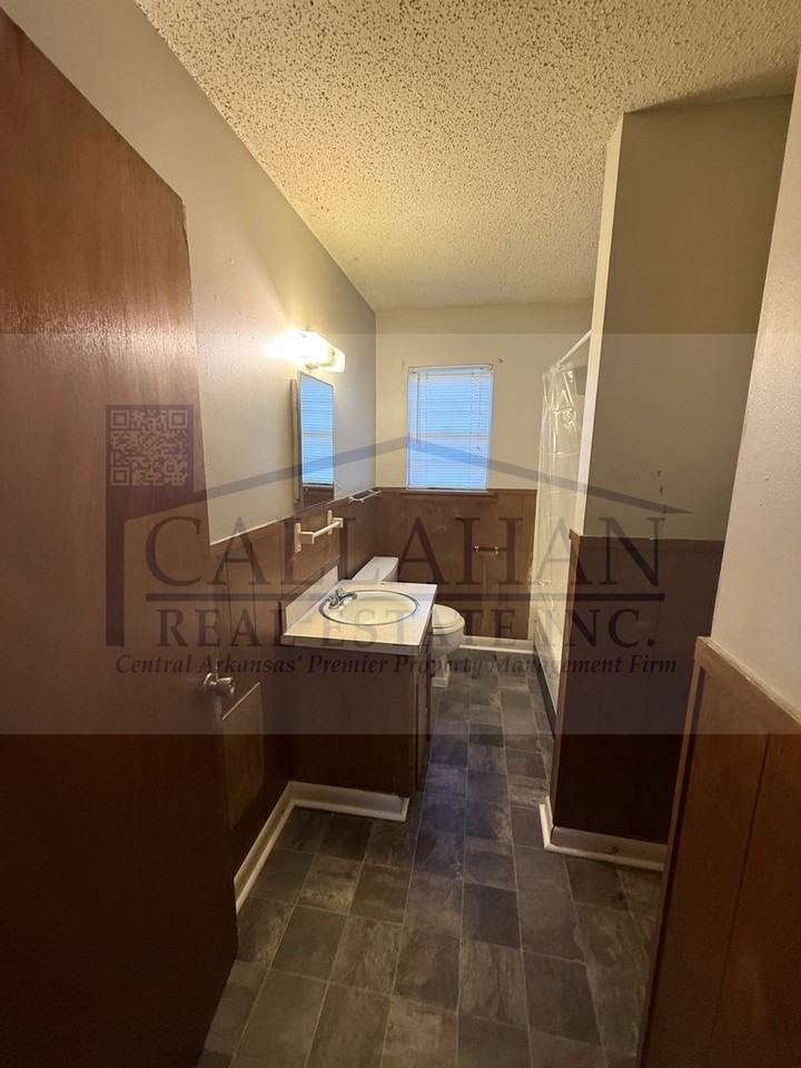 116 Lindenhurst Dr - Photo 2 of 11