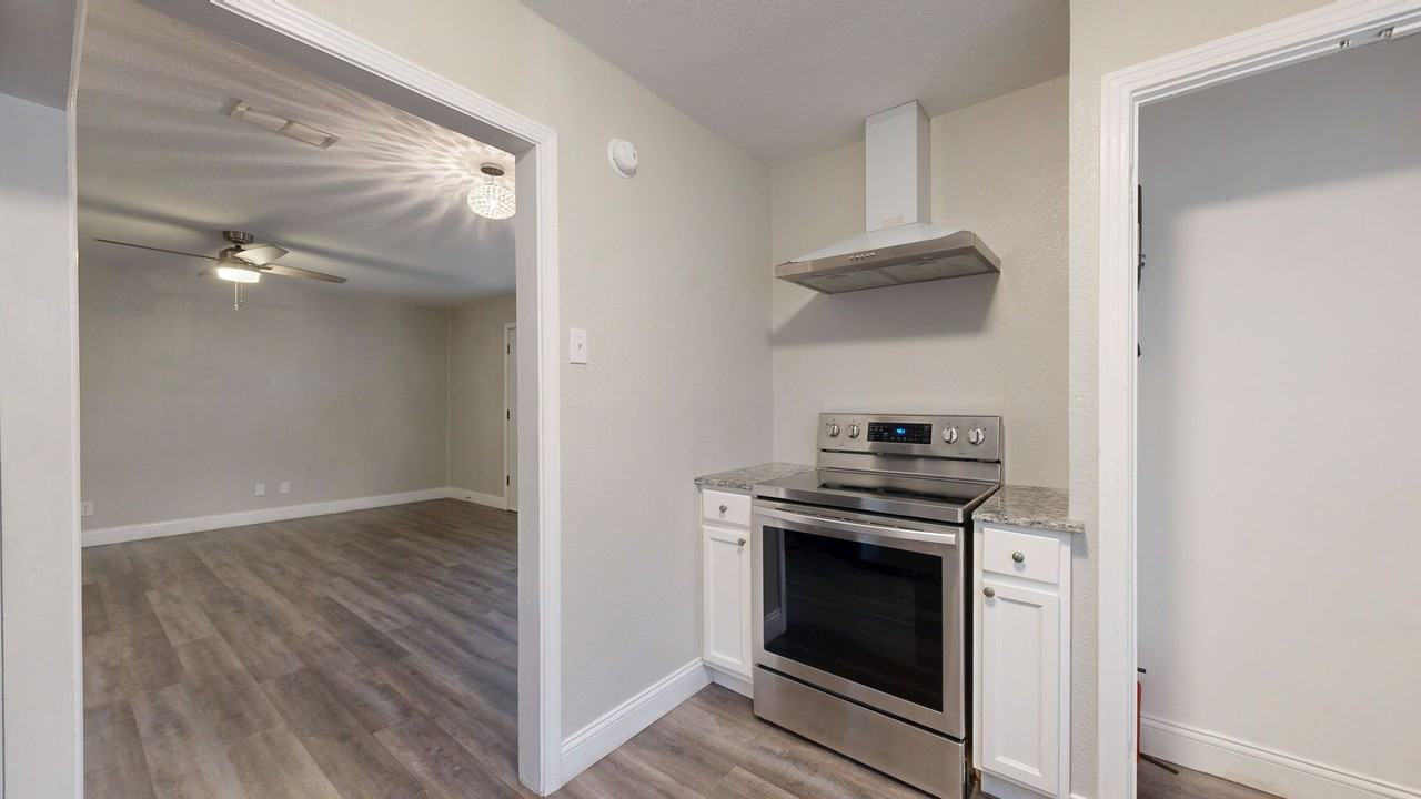 906 Estelle Ave - Photo 2 of 18
